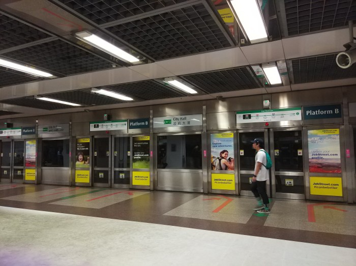新加坡的地铁站的指示牌有中文翻译吗