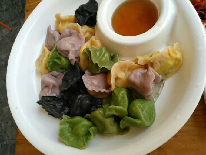 在海水浴场真是只顾着玩了,没照几张相 真心提醒来玩的宝妈,一定要给宝宝带几条换的裤子,不然是不够换的 照片后面的石头桥可以踩水,海水拍过来,到处都是尖叫声,老妈去踩水了,我和儿子没走那么远 玩沙子是必须的,一直玩的夕阳西下 坐公交车只有一站就回去了,再次感叹青岛的交通很便捷!