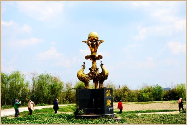 梓潼,素有蜀道南大门之称,建筑辉宏。大庙始建于晋,是当地百姓为纪念晋代张亚子而立的亚子祠,元初,张亚子为文昌帝君后,在此建造文昌宫,后经元、明、清三代多次扩建,形成了一组结构宏伟、体系完整的古 迹建筑群,整个大庙一万二千多平方米,为文昌宫和关帝庙的总称,由23座不同时期的建筑群所组成七曲山大庙较完整地展现了从元代到民国各时期的建筑风格,是研究我国古建筑史的珍贵实物资料,现今为全国重点文物保护单位,由于大庙在布局上,依山造势,显得极其宏伟壮观,古建筑、古柏、古道、九曲潼水互相辉映,既为祭祀圣地