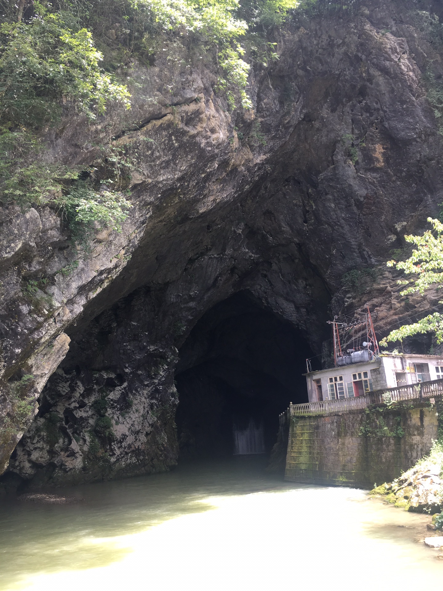 深山老林中一处熔岩洞,洞中瀑布下一条长河.中毒太深哈