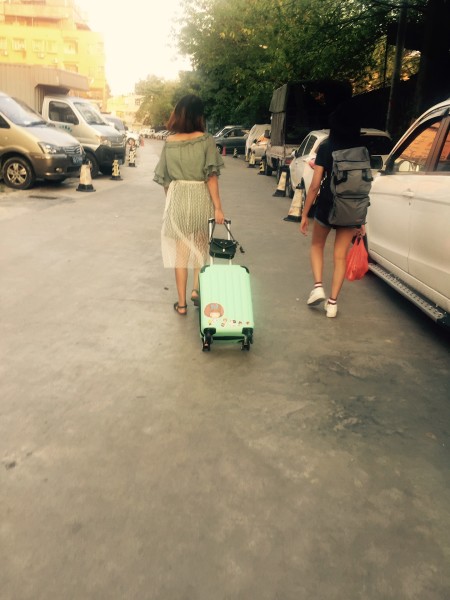 怎么收拾行李最快 wKgBZ1ouoo-AQtdhAAjq4jO9Z7455.jpeg?imageView2%2F2%2Fw%2F600%2Fh%2F600%2Fq%2F90