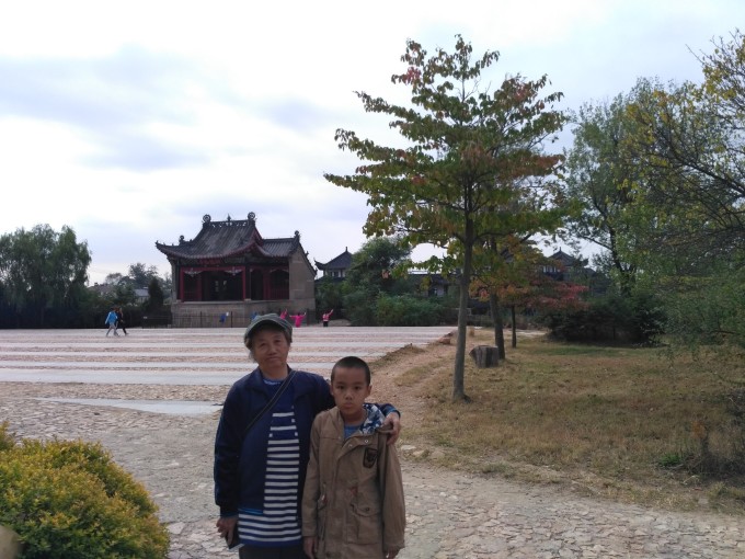 一步一步的走到兔耳峰游客基本都堵住了,等了大约1个多小时一步不动,后面的游客不断上来,本来这里的空间很小很快就会站满了游客,这里只有一个工作人员根本无力管理只是喊着;我们问旁边的一个清扫工,人家告诉我们前面是索道的下站很多游客坐索道上来直接去老牛背所以登山过来的游客只好在后面一个一个的排队等着登老牛背,这么多的人估计3个小时能到老牛背不错了;听完这话我们一商量往回走,正好有5个游客也有这样的打算,逆着人流往回走,幸好有一个工作人员帮我们顺利下山;