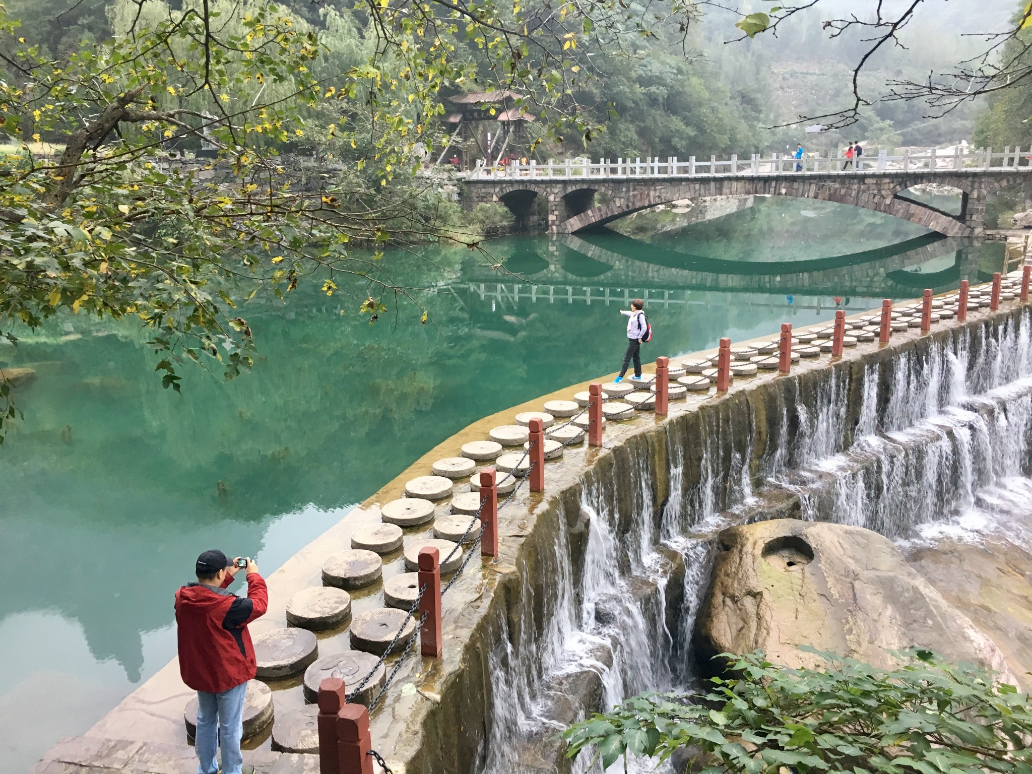 细雨如绵苔石路薄雾如纱水潺潺新乡辉县八里沟