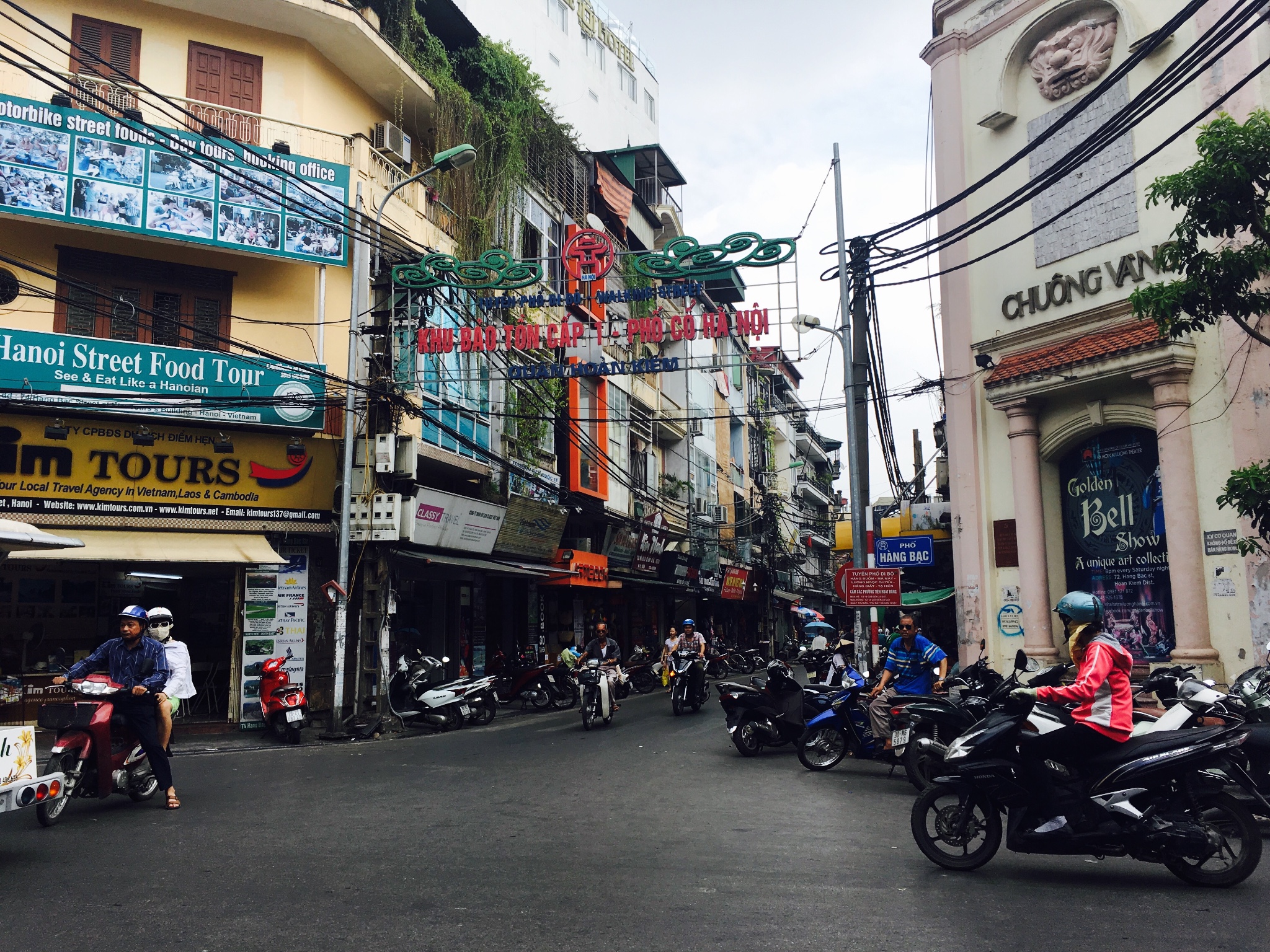 河内是我们进入越南的第一站,虽是首都却也不像首都,36街那一