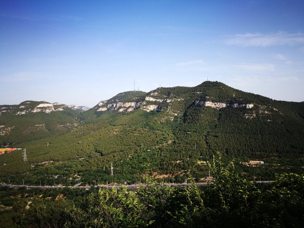 最近锻炼身体几乎每个周末都要去千佛山,有时候爬山,有时候是走环山路,拍了不少照片,当然都是手机出品了,也就在此对千佛山做一详解。因是多日不同时间所拍,按照介绍顺序会有所颠倒。 千佛山门票30元,现役军人免费;凭山东省的老年证免费;济南市公园年票免费;1.2米以下的儿童免费;18岁以下学生凭学生证半票。 济南市身份证冬季(11月1号之后)晚7点夏季晚7点半之后,早晨6点半前免费进入。内部小景点门票:兴国禅寺:5.