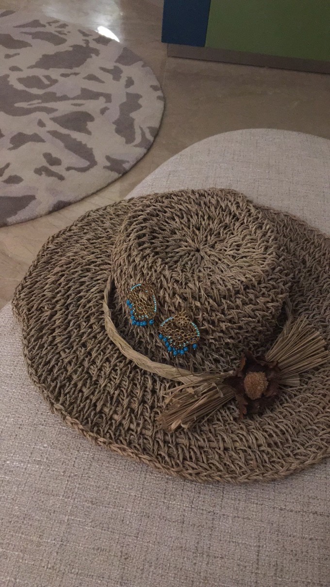 漫长的飞行真的是开始了,纵使大韩航空的空姐很漂亮,飞机上的餐食种类很多,以及飞机上的娱乐设施也不少,可还是抵挡不了被困于座位上7个半小时的煎熬。本想在飞机上看两场电影打发打发时间,可我这耳朵真的忍不了耳机的压迫和飞机上的音噪,后来索性我不听了,看字幕总可以吧,这我才意识到中文语音,韩文字幕,不听我还真是看不懂。算了不看电影玩游戏总可以吧,那个游戏程序真的不知道是谁设计的,"空档接龙"都已经解开了,你就不能自动都上去,还要让我一张一张挪,这不是累傻小子嘛;还有那个"黑白棋&qu