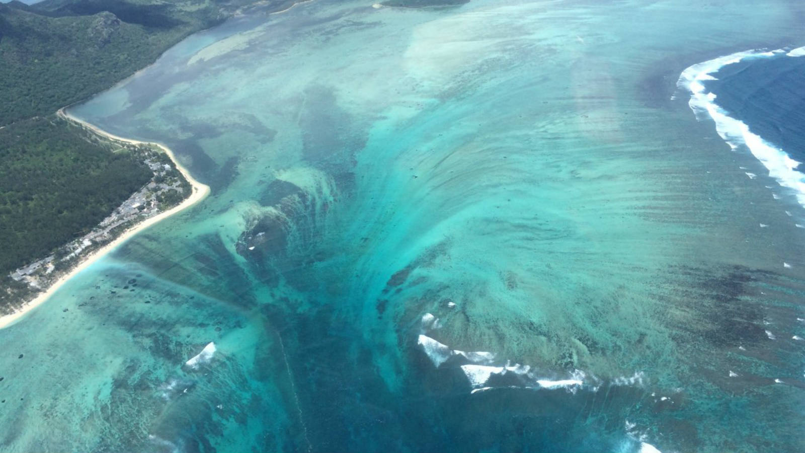 世界最大海上幻境 毛里求斯西南莫纳山海底瀑布直升机