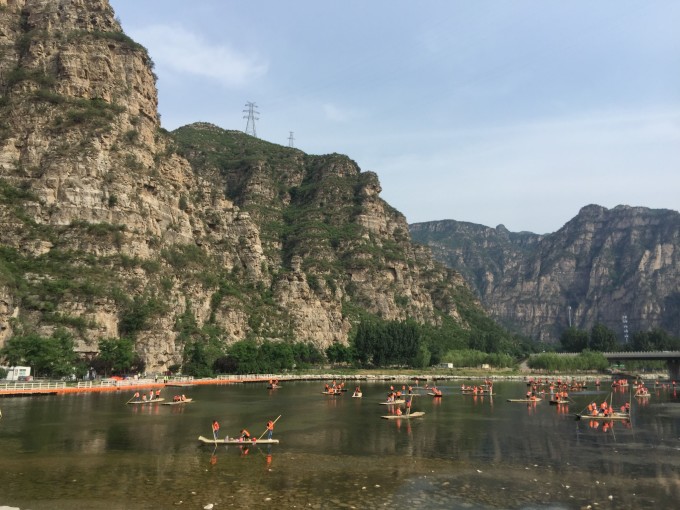 周边服务设施还算比较成熟的游玩景点,有风景不错的山水,也有很多娱乐设施。在十个渡中,我觉得乐谷银滩和拒马河乐园真的是十渡的精髓~很推荐一日游的盆友们,优先选择这两个地方。 比较建议的行程安排是:上午玩儿乐谷银滩,中午去柿子树农家宴吃个美美的午饭,下午去拒马河乐园蹦极或者玩儿竹筏。非常完美~ 然后乐谷银滩主要可以玩儿的地方是玻璃栈道,玻璃吊桥和漂流,我们去的那天天气特别好,山水景色很美;拒马河乐园可以玩儿的地儿是竹筏、缆车和蹦极。