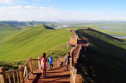 距离红原县城只有3公里,是红原大草原生态旅游风景区内最美的地方