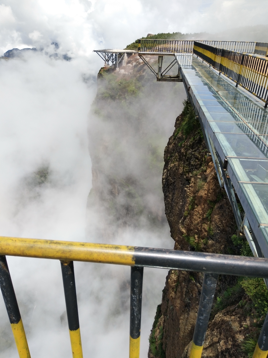 昭通大山包 鸡公山大峡谷 中国翼装飞行训练玻璃栈道