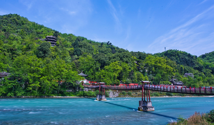                  游玩都江堰景区