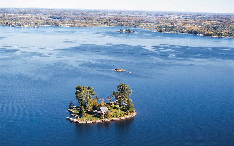 1000 islands,千岛湖位于加拿大和美国的交界,由圣劳伦斯河与安大略湖