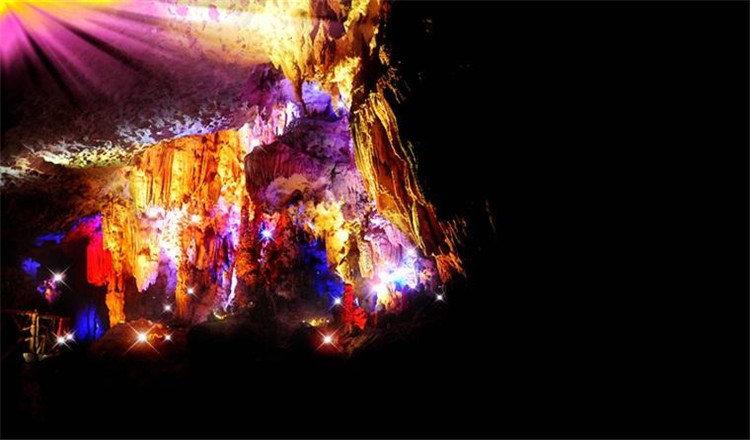 中国洞都旅游区规划总面积23.8平方公里,分姻缘千古情、艳遇穴居、神仙鬼斧三期建设,首期“姻缘千古情”由牛郎织女洞和姻缘宫两大景区组成,是中国罕见以求姻缘文化为主题的洞群旅游区。