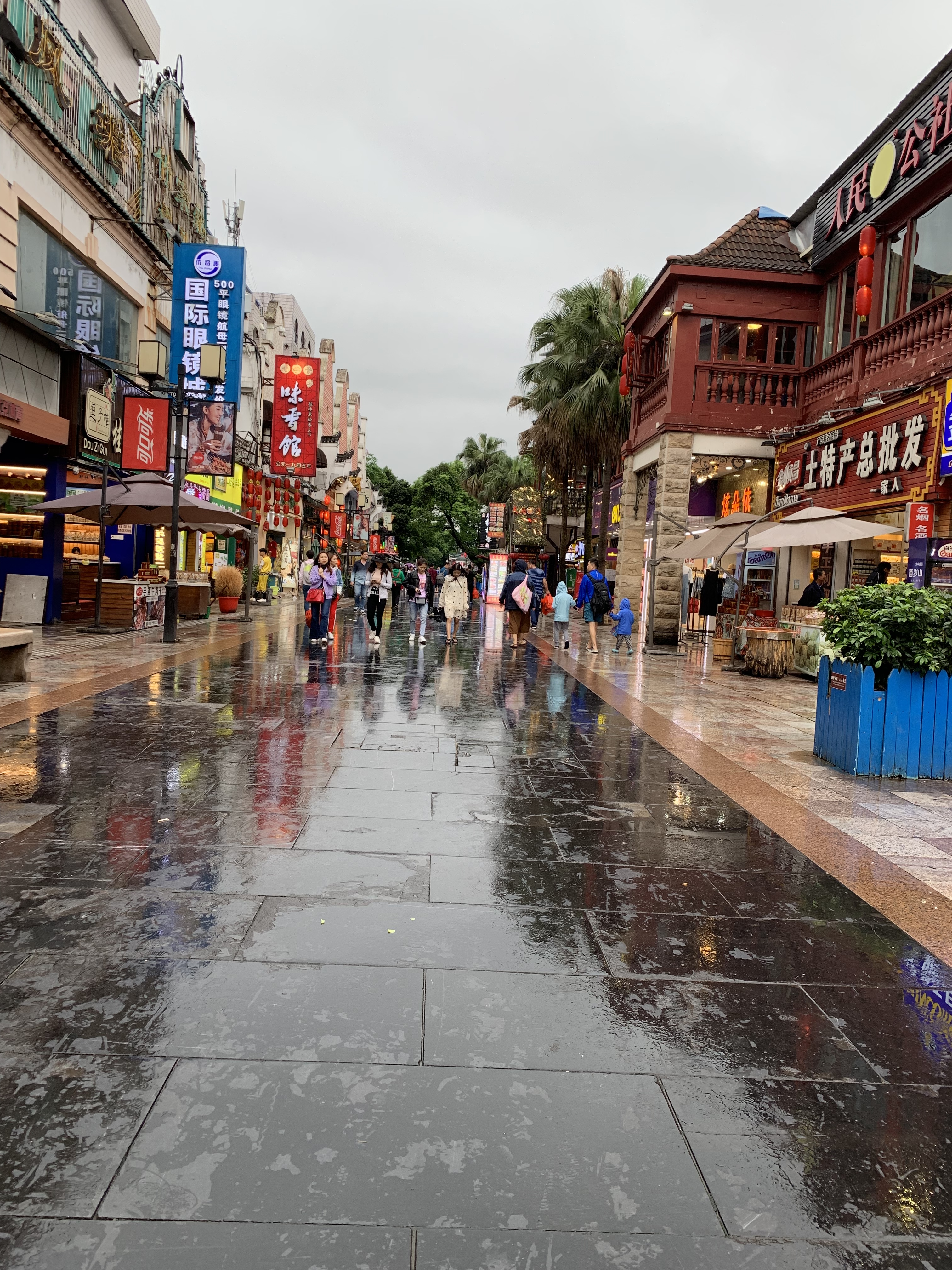 酒店预定在桂林市最热闹的十字街,刚上出租车倾盆大雨袭来,不到两分钟