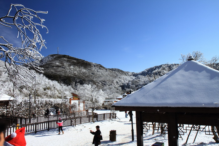 金佛山冬日的滑雪盛况—by会累会碎会死