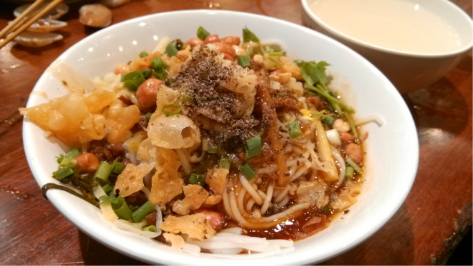 海南粉为海南最具特色的风味小吃,在海南岛北部的海口、琼山市、定安县和澄迈县的市镇居民中食用比较普遍,而且是节日喜庆必备的上品,象征吉祥长寿,以海口粉为最佳。海南粉分为粗粉和细粉,粗粉的配料比较简单,只在粉中加进滚热的酸菜牛肉汤,撒少许虾酱、嫩椒、葱花、爆花生米等即成;细粉则比较讲究,要用多种配料、味料和芡汁搅拌后腌着吃,叫做腌粉。 在海口的大小餐馆都能吃到海南粉。