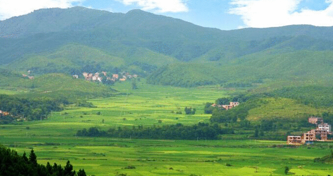 余干县位于鄱阳湖边,交通方便景色优美.