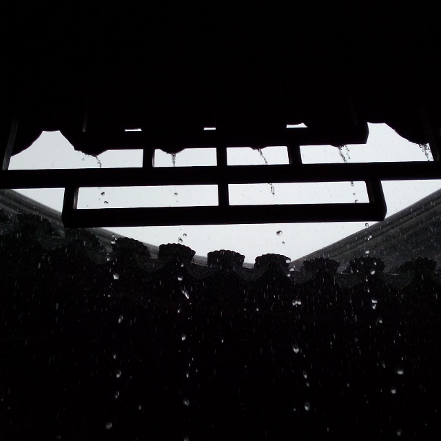 清明节当天下了阵雨,一时间雨非常大,我们都在屋檐下躲雨