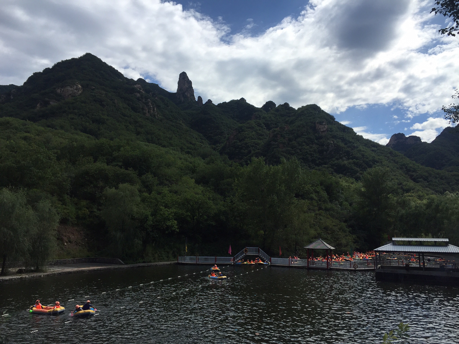 雾灵西峰风景区是雾灵山的西峰,在北京境内紧邻河北,距京城约140