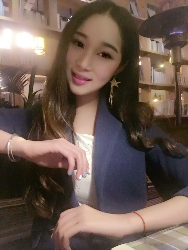 我是一个90后女生,乐观,喜欢旅游, 第一次来深圳和香港玩,希望能多些朋友一起,有一个不一样的旅行,我对旅行的意义在于,一路有说有笑,有不一样的风景,大家有共同的爱好,比如,爱拍,爱吃,爱玩,而不是把所有的时间用来睡觉,喜欢不娇情,喜欢体会当地的风土人情,喜欢,幽默搞笑,一个外表文静其实很马大哈的人,
