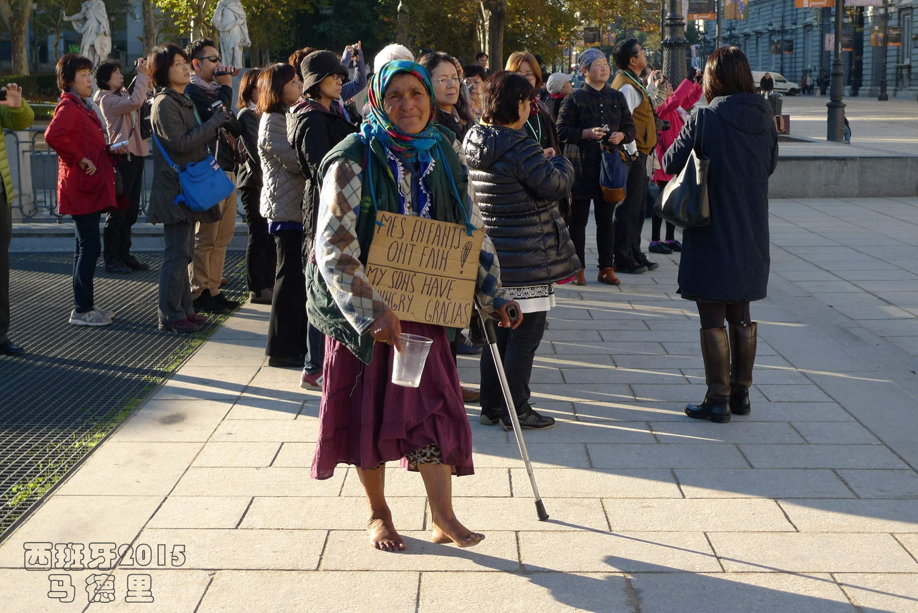 皇宫外乞讨的吉普赛女人