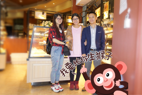 广济桥 好拽三人组 带夜色的广济楼。 晚上他们提议去吃牛肉火锅,我表示我就不去了,一方面是我真的感觉再吃不下了,另一方面有两个老同学在韩山师范学院附近,邀请过我很多次过去没至今没去成,所以想去看望下老同学。沿着韩江大桥一直走过去,大概走了20分钟左右就到了。可能有人会问我为什么不打部的过去,其实我想说要不是有点小雨我是想跑过去的。有些人年轻的时候总是比较轻狂任性,我就是这样的人。突然哪天我想去哪了、想去跑了或者想走很远的路我便会去做,不做怎么知道自己做不了,做了发现自己做不了也能知道自己能耐到哪里了,
