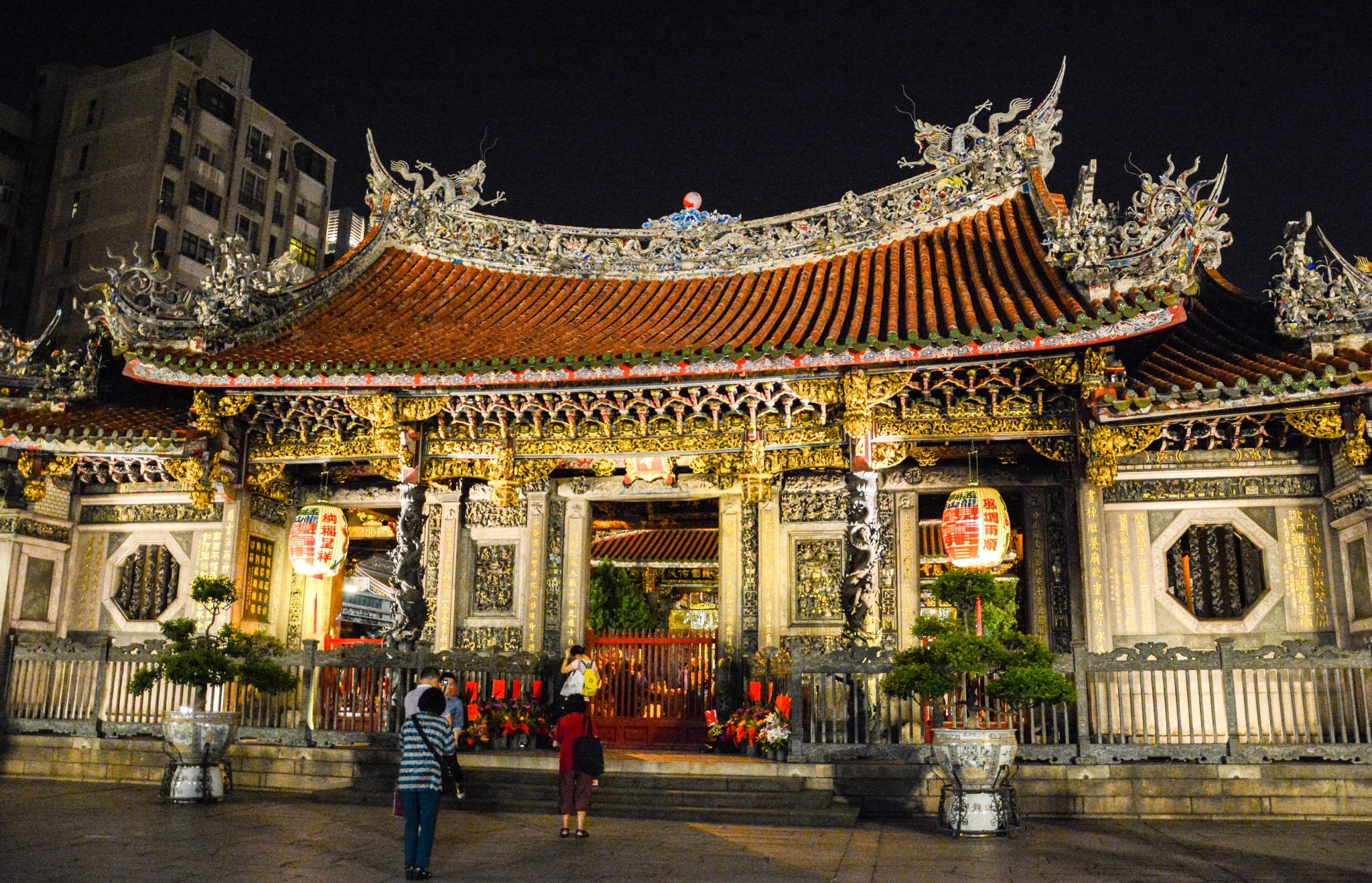 台北的第壹站遍选在了龙山寺,因为旅行每到壹个地方,都会尽可能的先