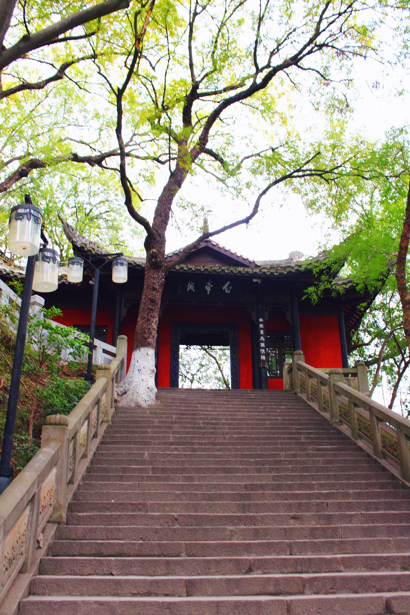 白帝城景区 现在的白帝城指的是白帝庙,内有明良殿,托孤堂,武侯祠