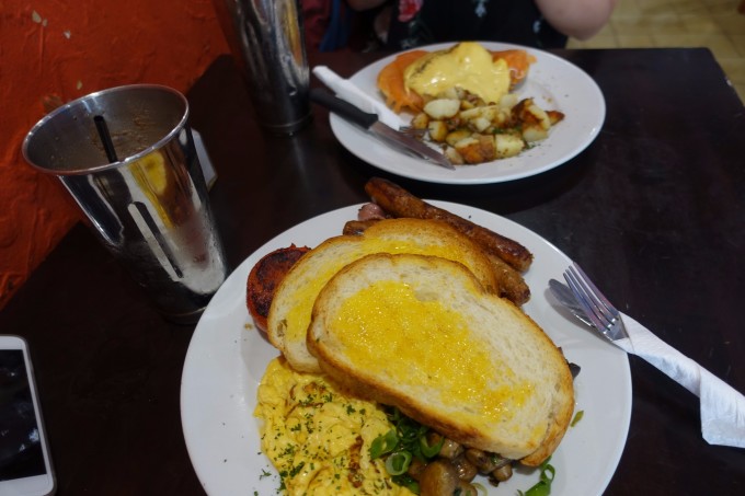 老外吃鸡肉卷 wKgBZ1nUyUGAblIgAAbIFPfsg4Q35.jpeg?imageView2%2F2%2Fw%2F680%2Fq%2F90