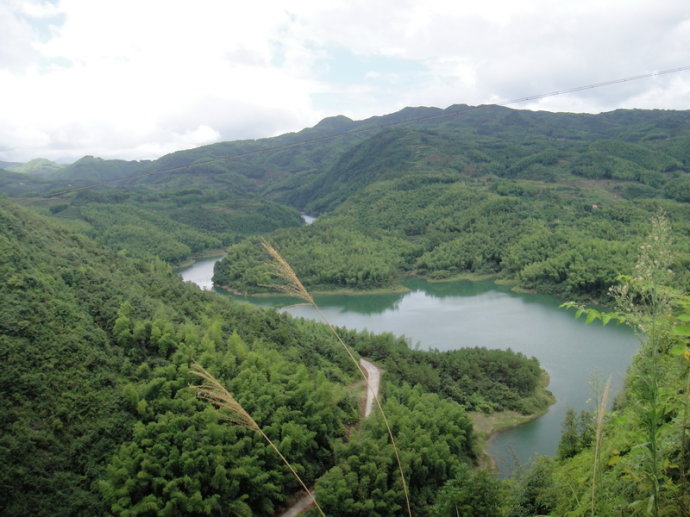 12点左右到达桑园水库边的桑海村,因为村里没有饭店,我们只好在这里的