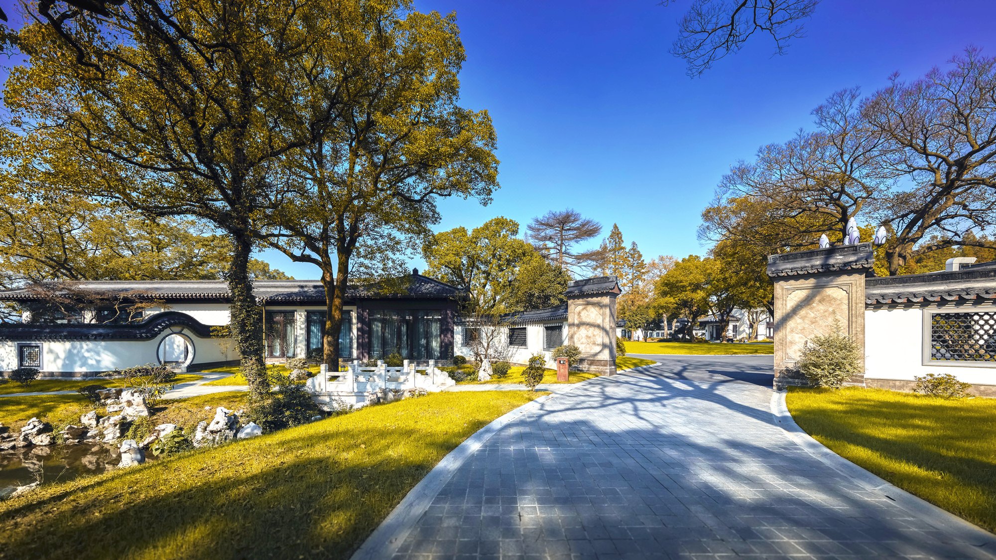 国内旅游目的地  位处柳浪闻莺的中心地带,是封闭区域.