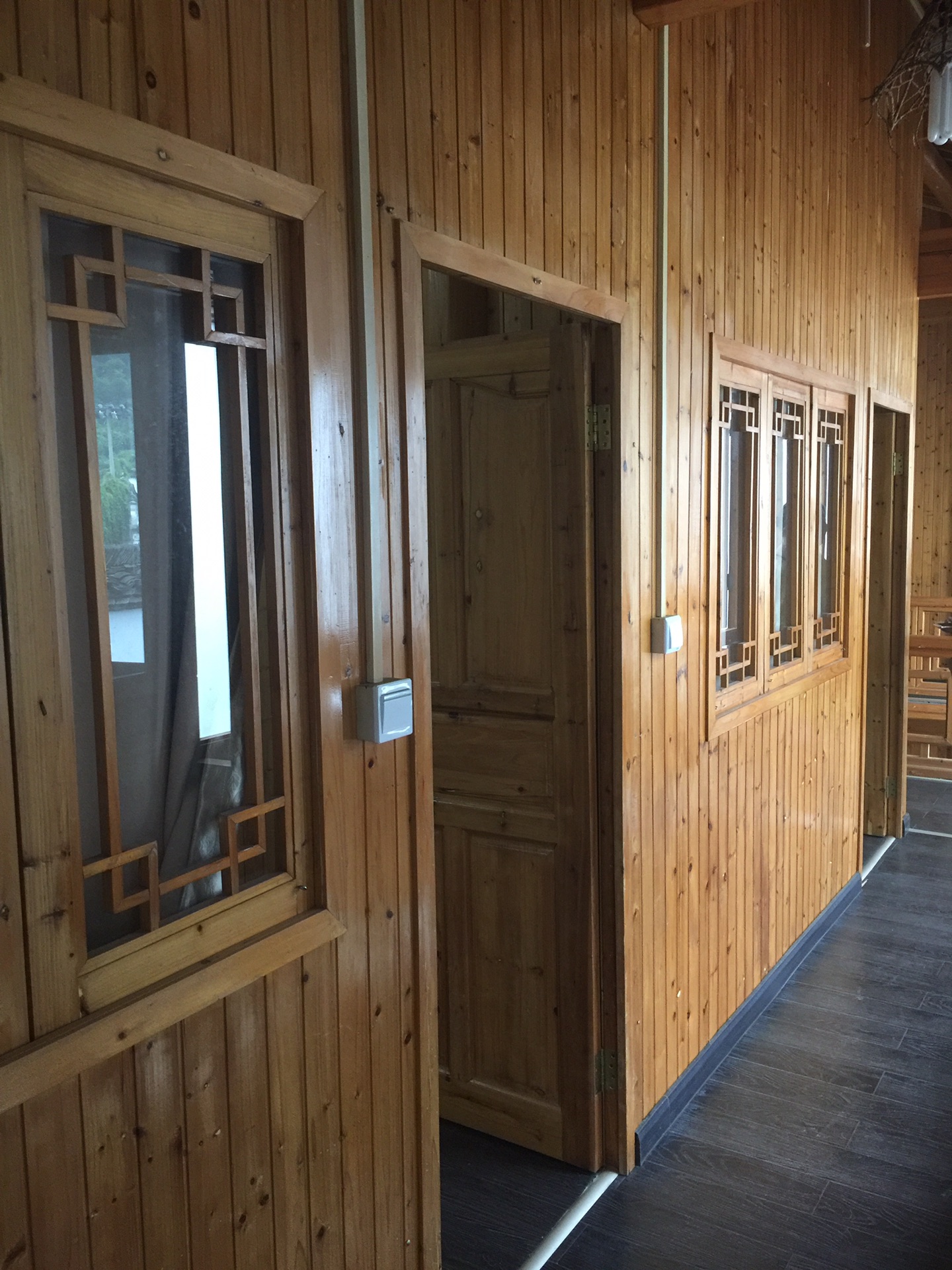 网上预订了查济古村内的悠闲居民宿,刚刚装修,木质结构,明显的油漆