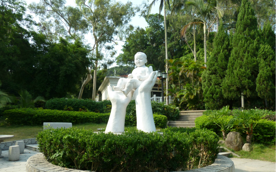 毓园中的雕塑. by 刘圆酱