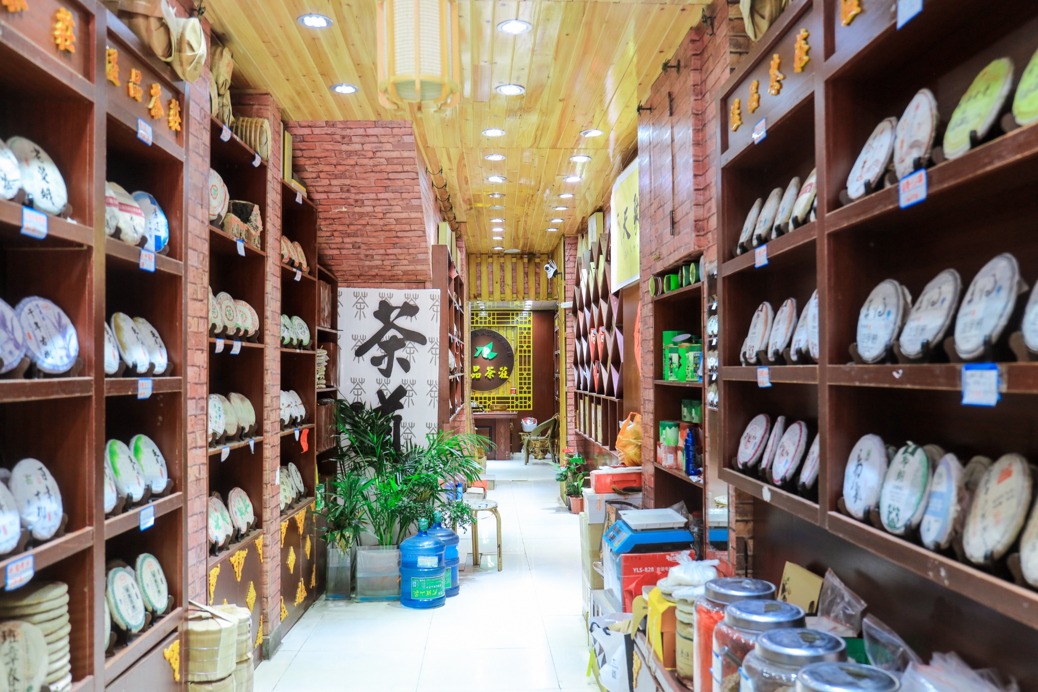 来大理古城,也可以找一家茶庄品一品云南的普洱茶.