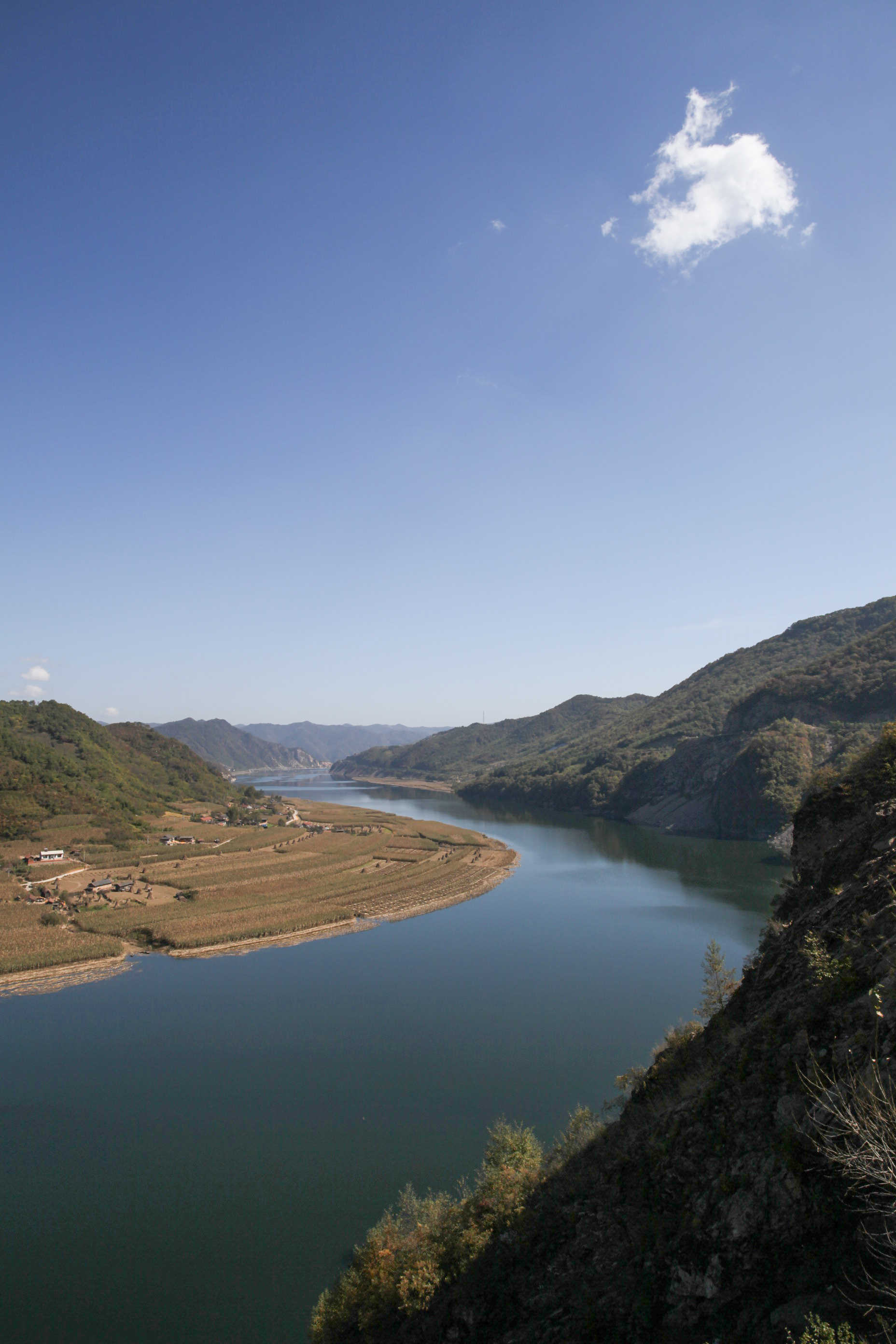 在浑江处有一大湾,地处辽宁和吉林省交接,路过此地下车