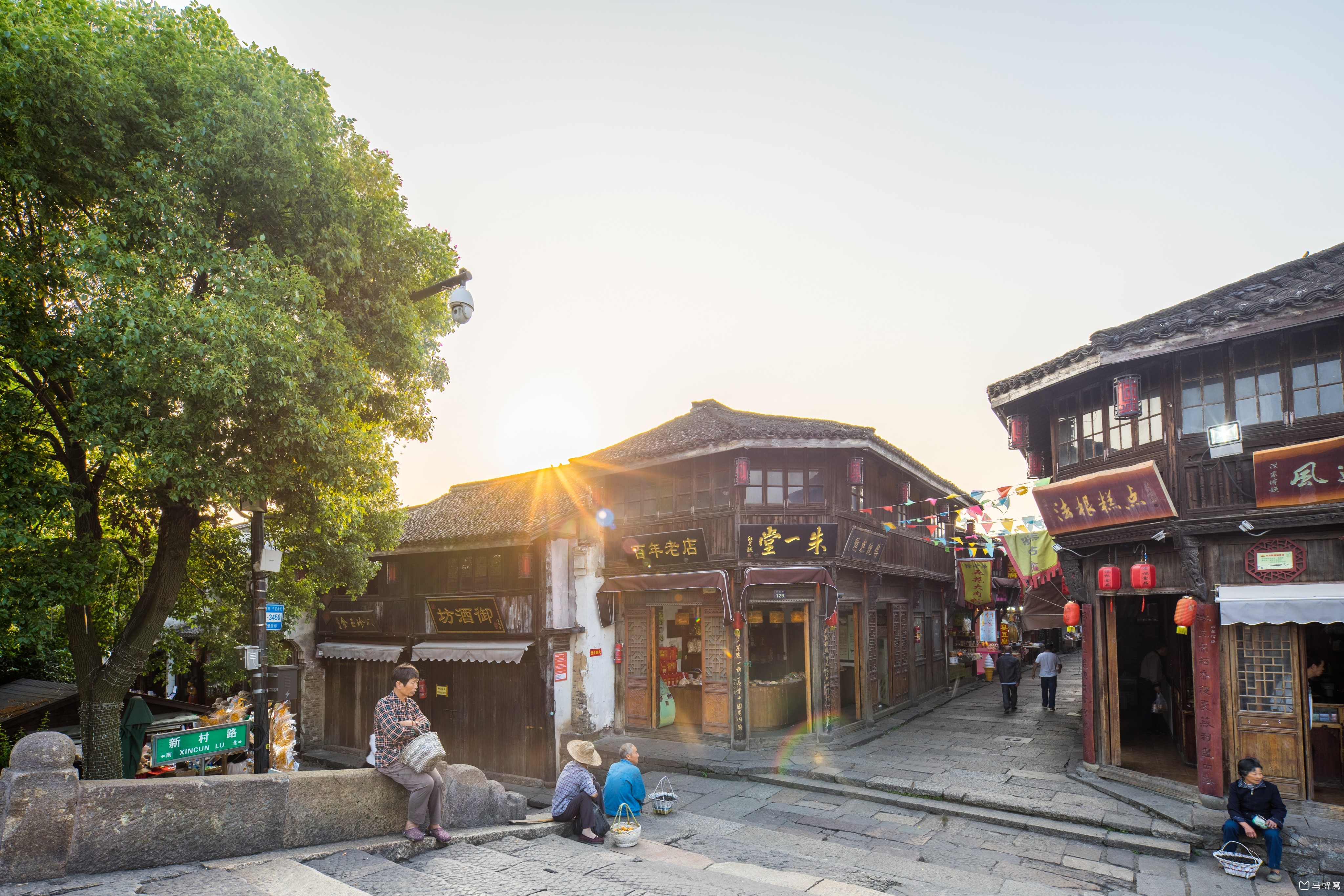 推荐塘栖古镇,是大运河边上的一个古镇,依大运河终点而建,他比较安静