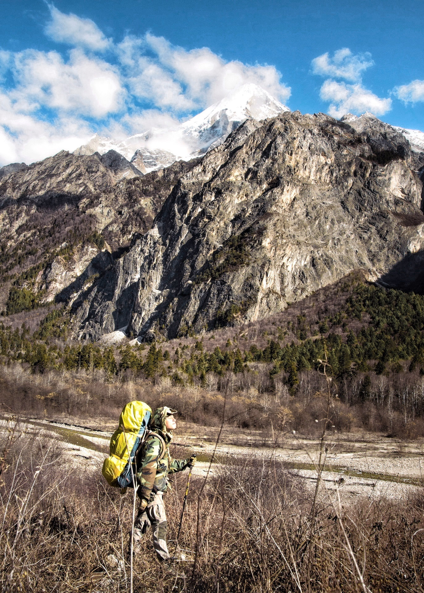 人迹罕至的朗秋冰川,路途中只有野兽的足印.