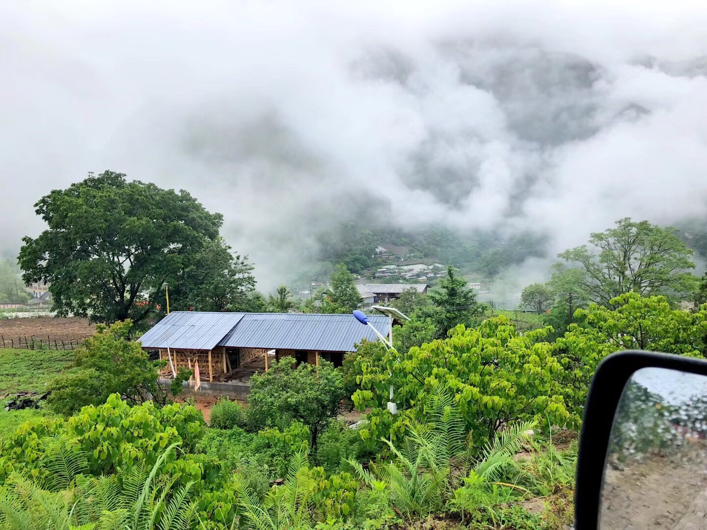 貢山獨龍族怒族自治縣 遊記 丙中洛的早上,天氣微涼,小雨