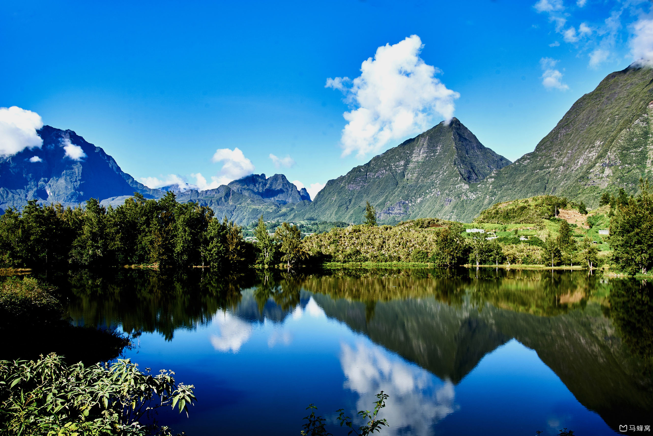 留尼汪岛是西南印度洋中的一座火山岛,在马达加斯加和毛里求斯中间.