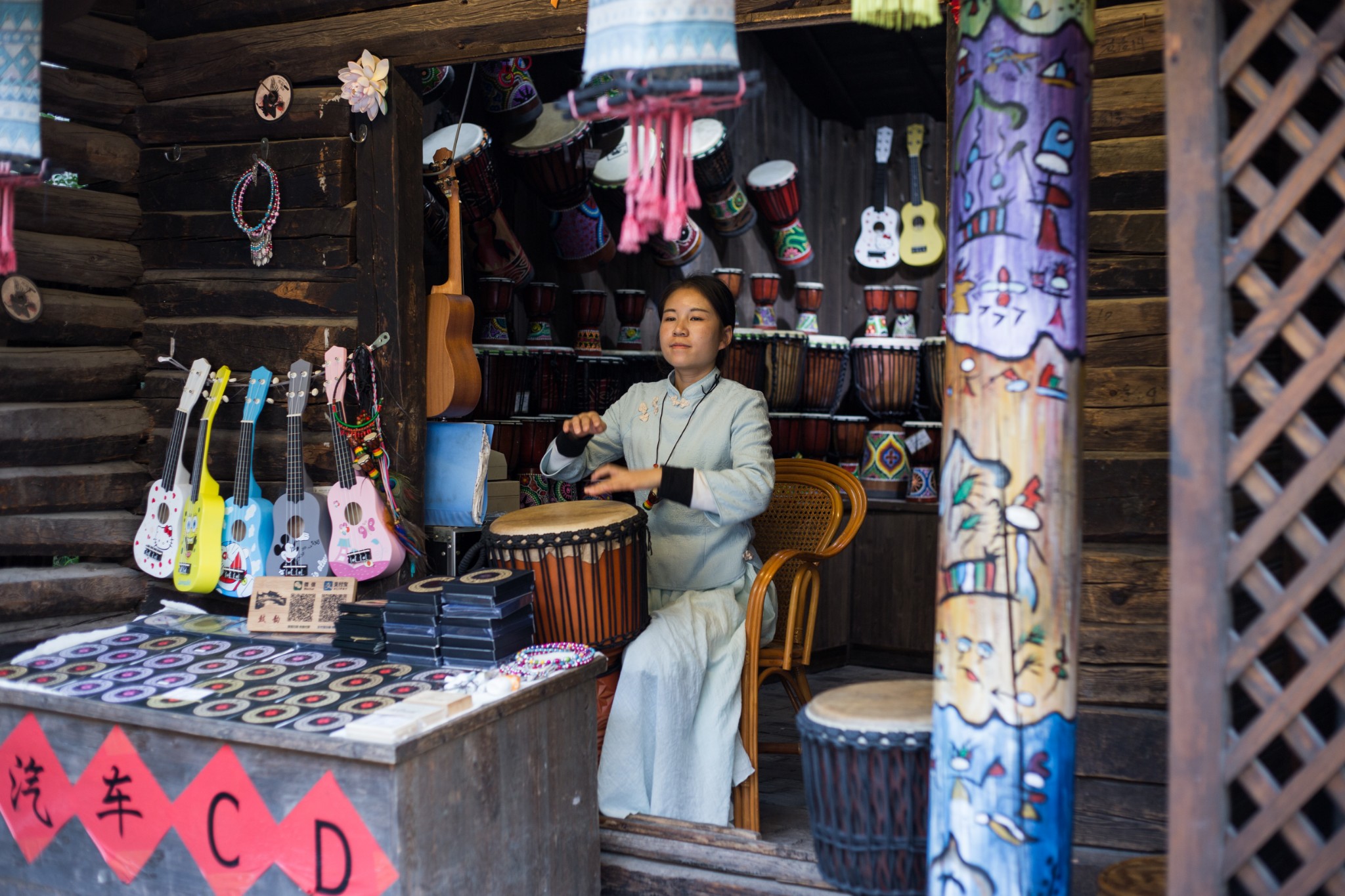 古色古香的市集,可以买到各种小礼物,还有丽江同款的手鼓