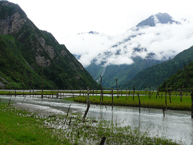 温泉只应与山在