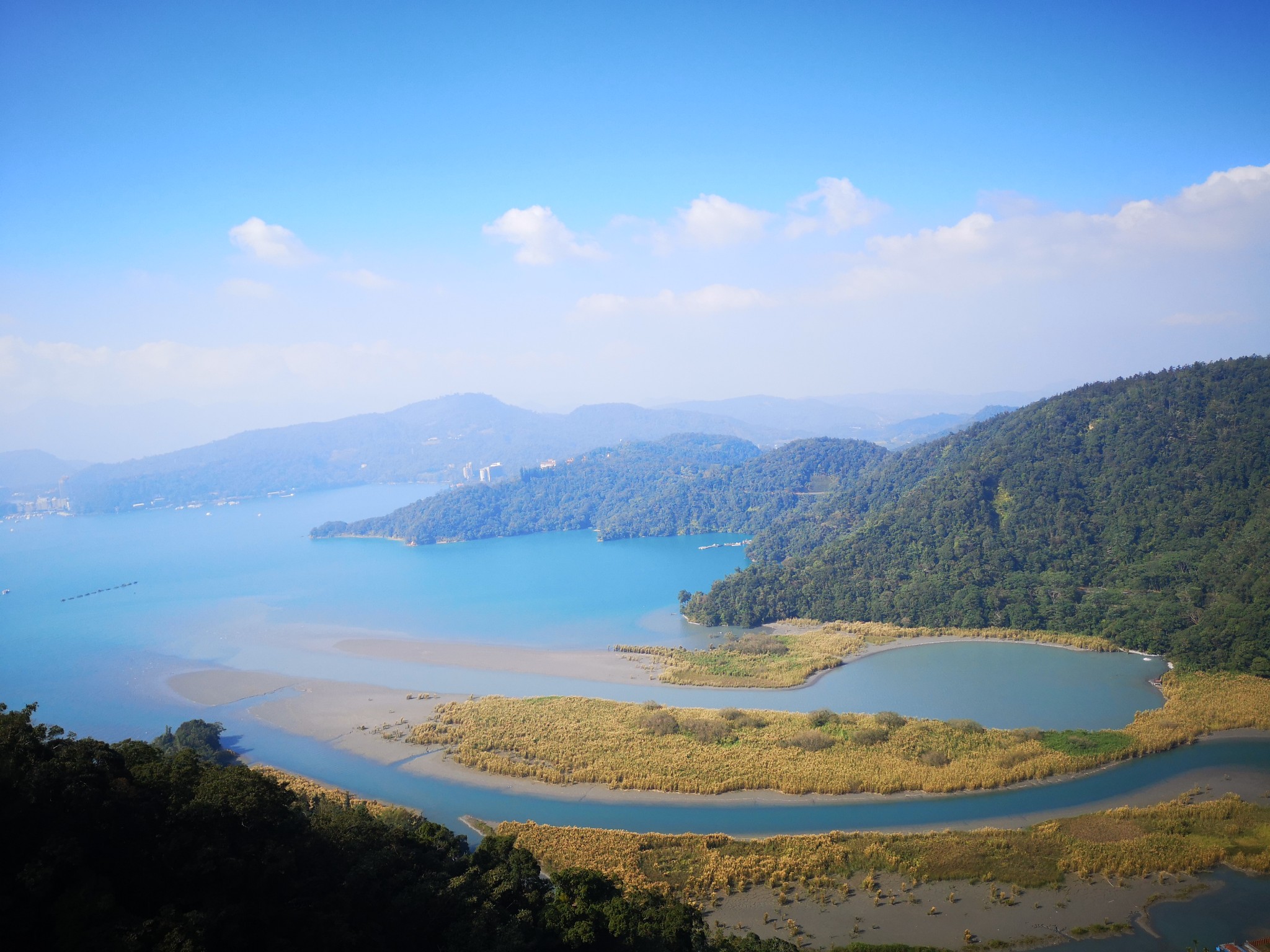 日月潭是台湾最大的淡水天然湖泊,又名水连沙,是著名的台湾八景之一