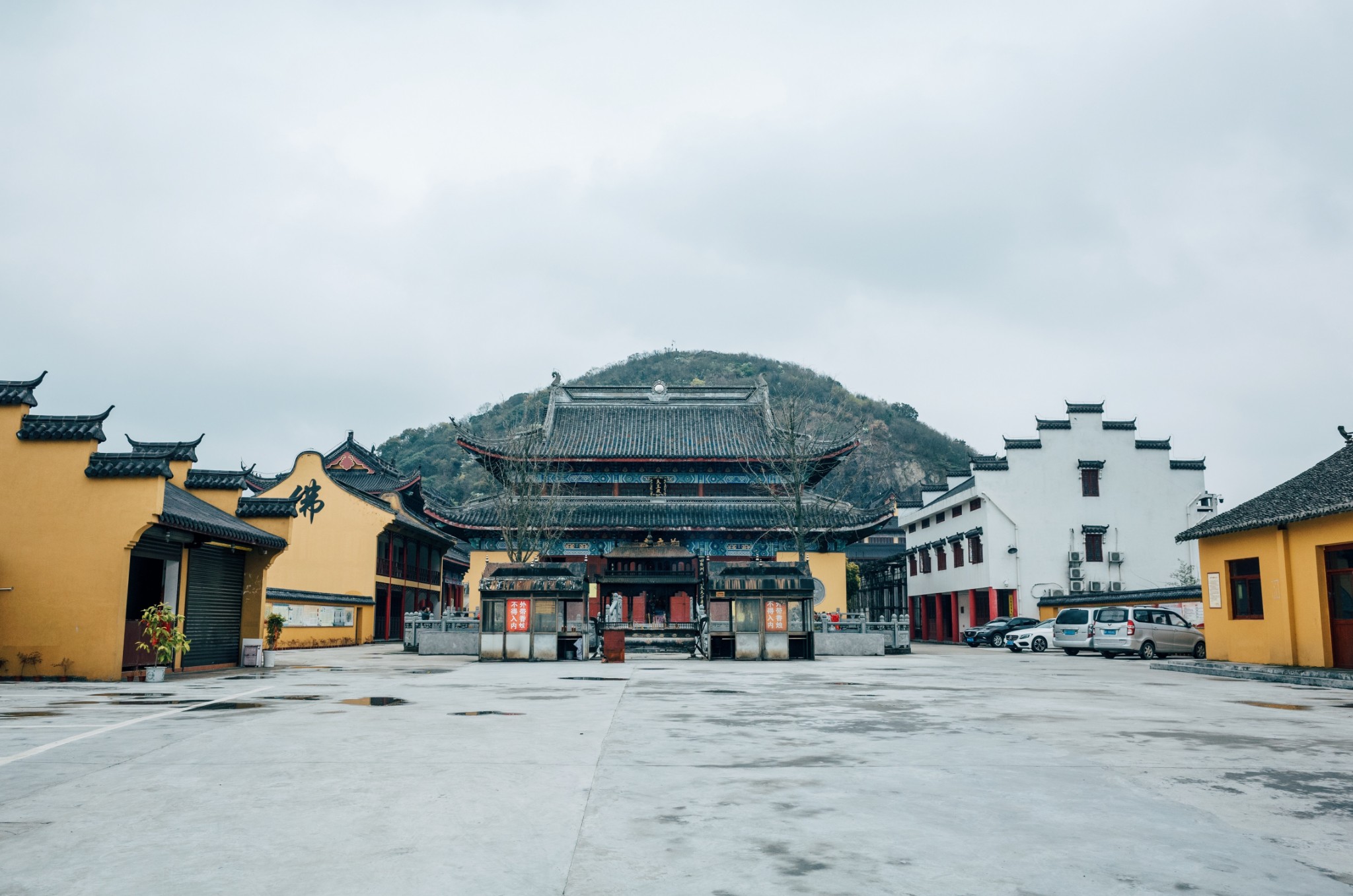 随着时间流逝,昔日殿阁辉煌,僧众云集的观音庙已瓦砾无存,且小尖山已