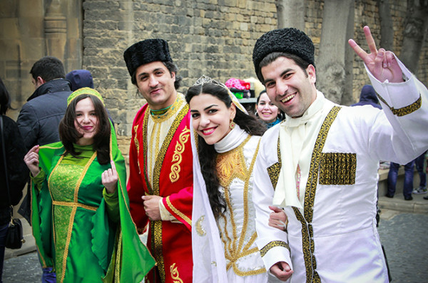 阿塞拜疆諾魯孜節：春風日假扮國王
