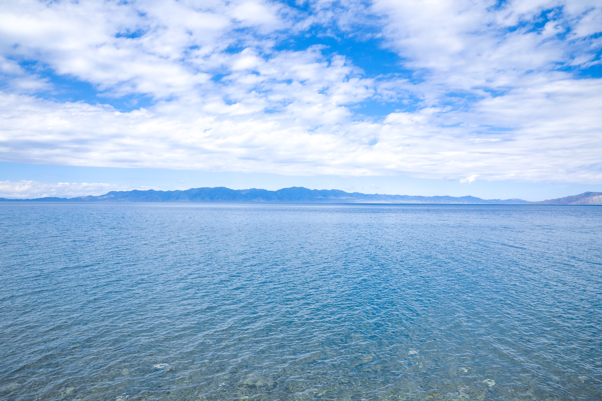 徜徉在赛里木湖蓝色的湖面上我和新疆的初见