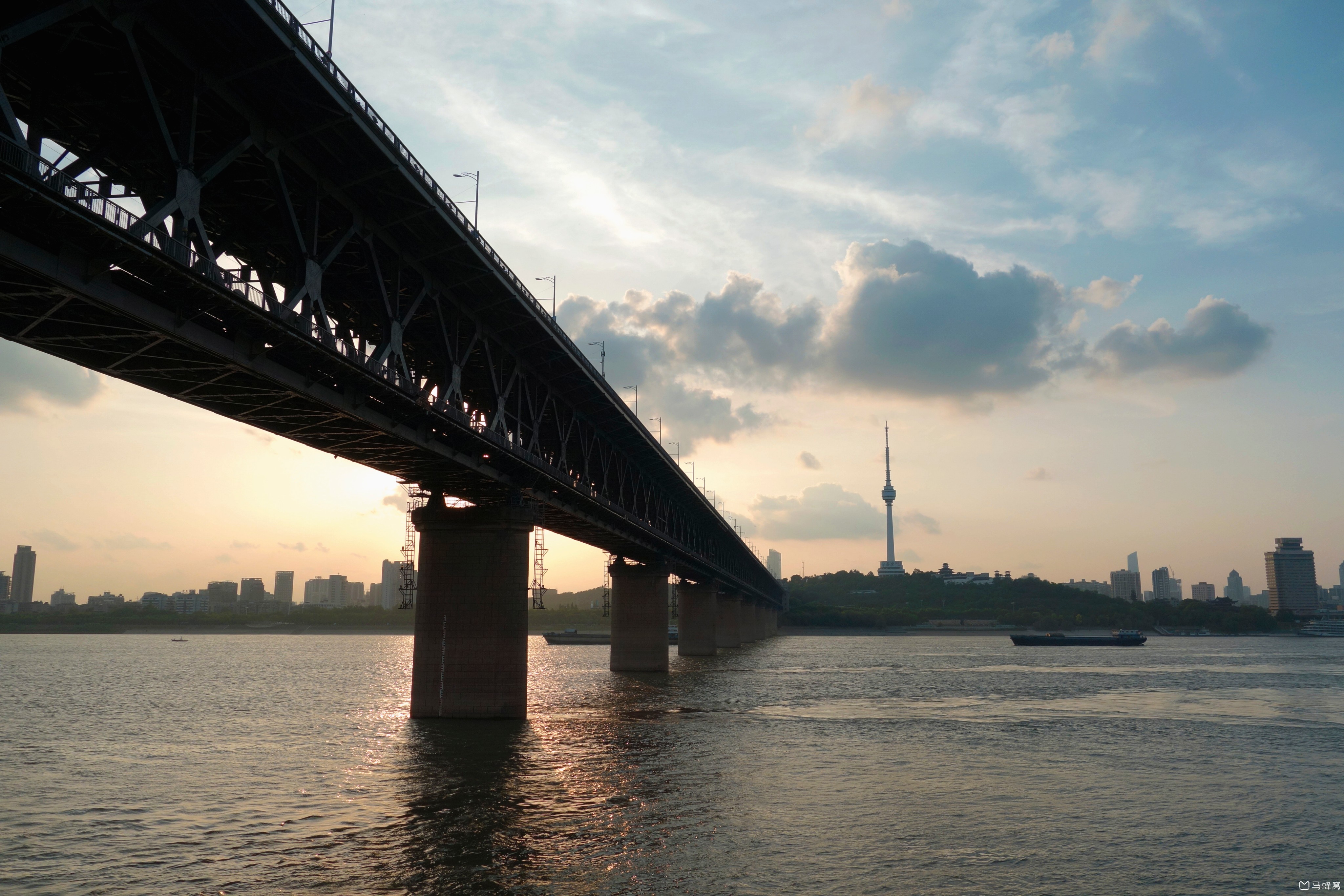 第三天在 临江大道中华门码头,乘坐渡轮到长江对岸,游览江汉路/江汉关