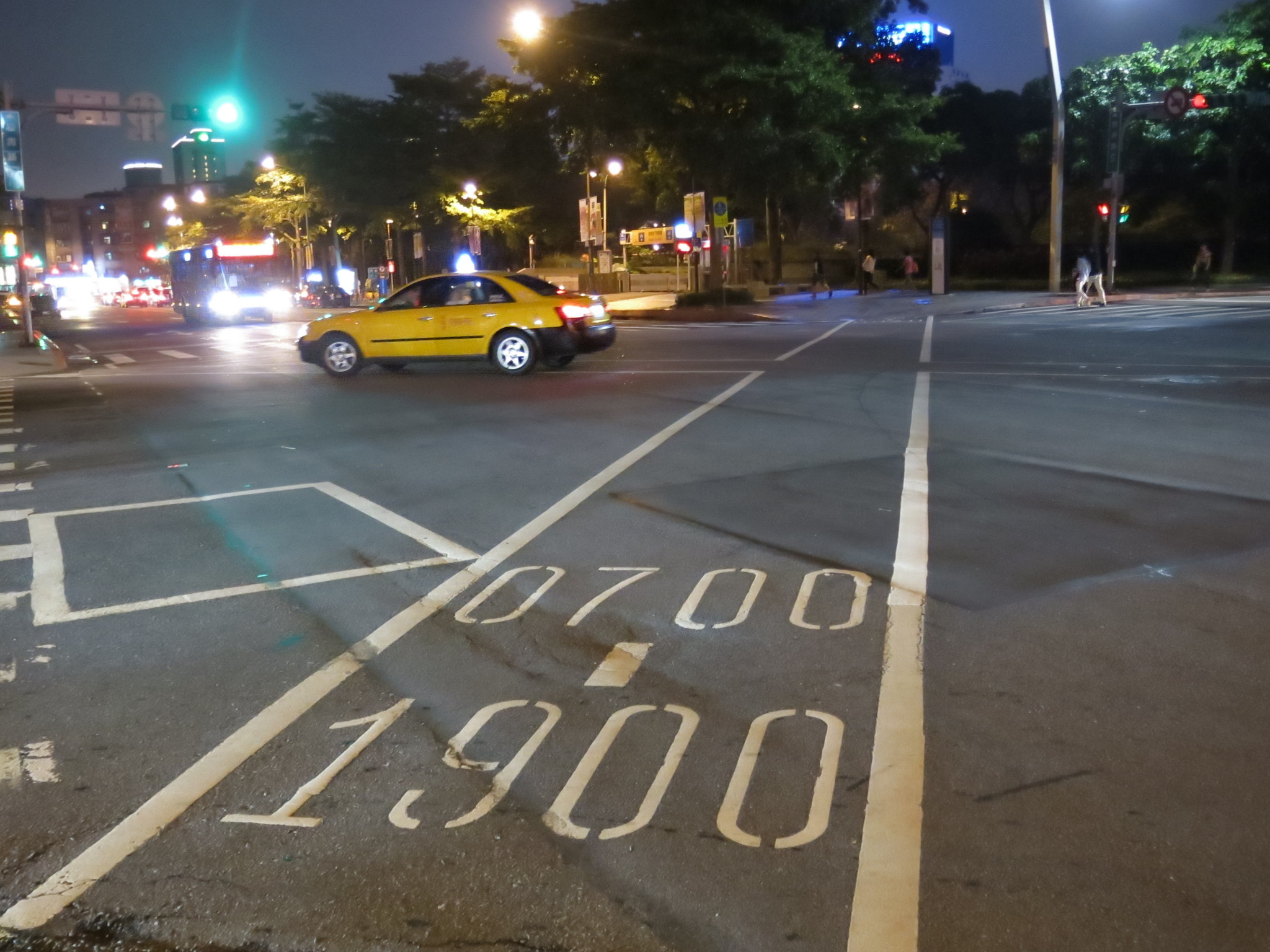 回复行走的葵花的图片:地上标示早上7:00-下午7:00红绿灯