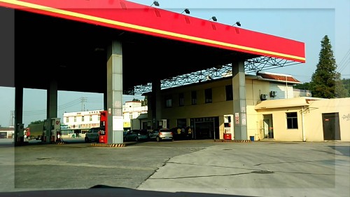 到达东环服务区,与轻松干妈一家汇合,并加满油.  宁马高速路段.